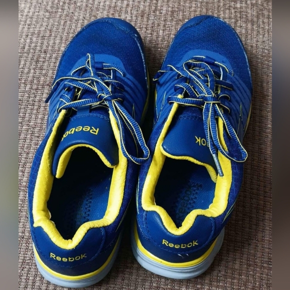 Good used Reeboks size 9w. - Picture 2 of 4